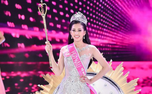 Vừa đăng quang, cư dân mạng đã đặt nghi án Tân Hoa hậu Việt Nam 2018 Trần Tiểu Vy có bạn trai?-1