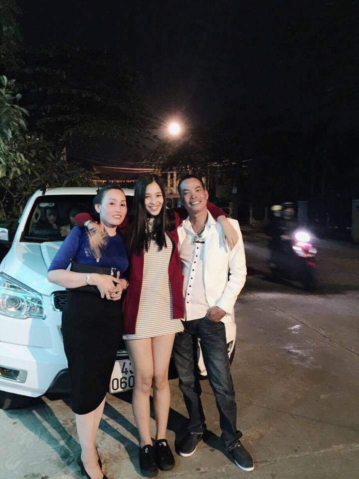 Bố mẹ tân Hoa hậu Tiểu Vy gây sốt bởi trẻ trung, chất chơi gấp mấy lần con gái-6