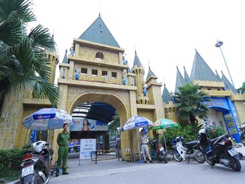 Video: Người nhà đón thi thể nạn nhân tử vong đêm nhạc hội về mai táng-1