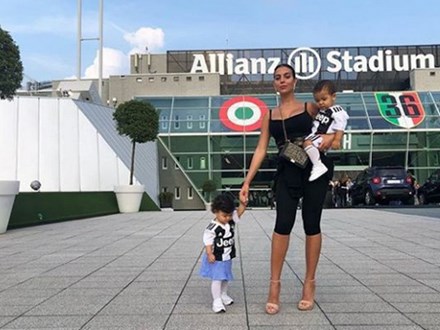 Georgina bồng bế hai con nhỏ đến sân, chứng kiến Ronaldo lập kỷ lục mới