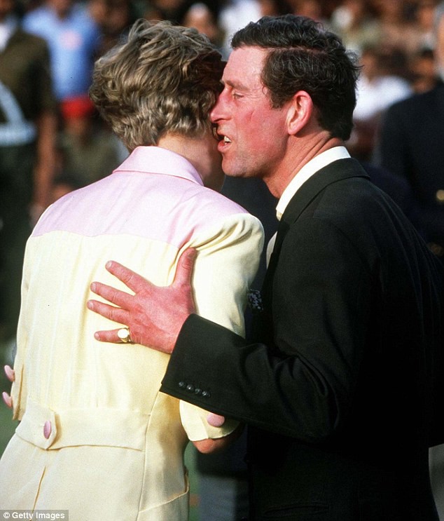 Nhìn loạt khoảnh khắc lạnh nhạt của Thái tử Charles và Công nương Diana mới thấy, cuộc hôn nhân không tình yêu này sớm hay muộn cũng phải kết thúc-11