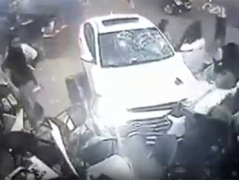 Ô tô lao vào quán cà phê, nhiều người thoát chết
