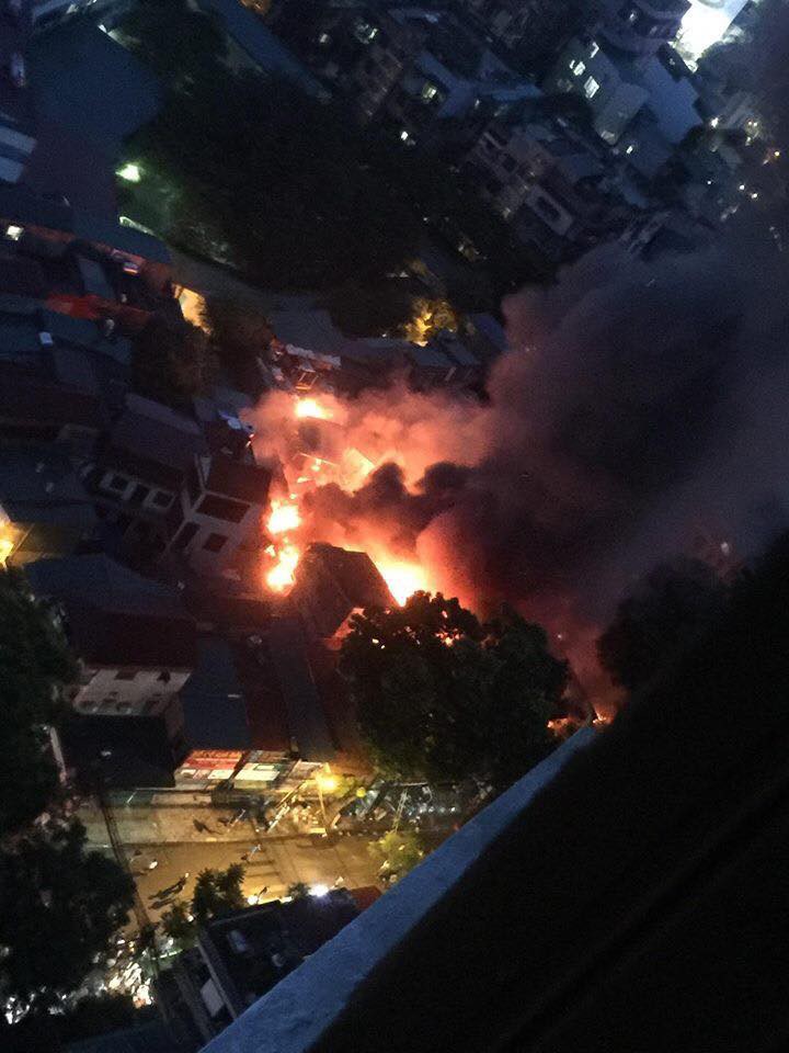 Cháy cực lớn khu trọ tại dốc BV Nhi Trung ương, hàng trăm người hoảng loạn-1