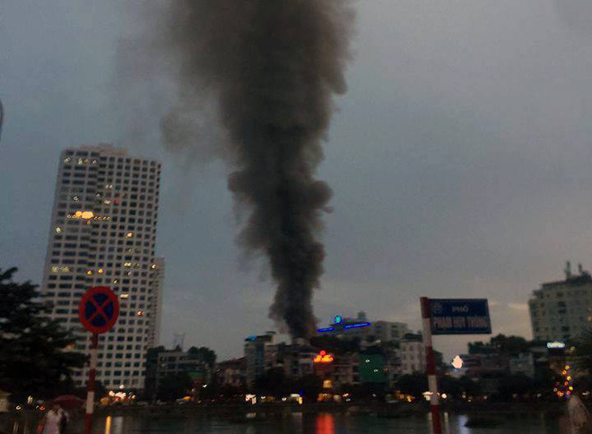 Cháy cực lớn khu trọ tại dốc BV Nhi Trung ương, hàng trăm người hoảng loạn-3