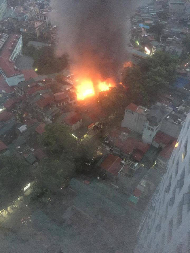 Cháy cực lớn khu trọ tại dốc BV Nhi Trung ương, hàng trăm người hoảng loạn-4