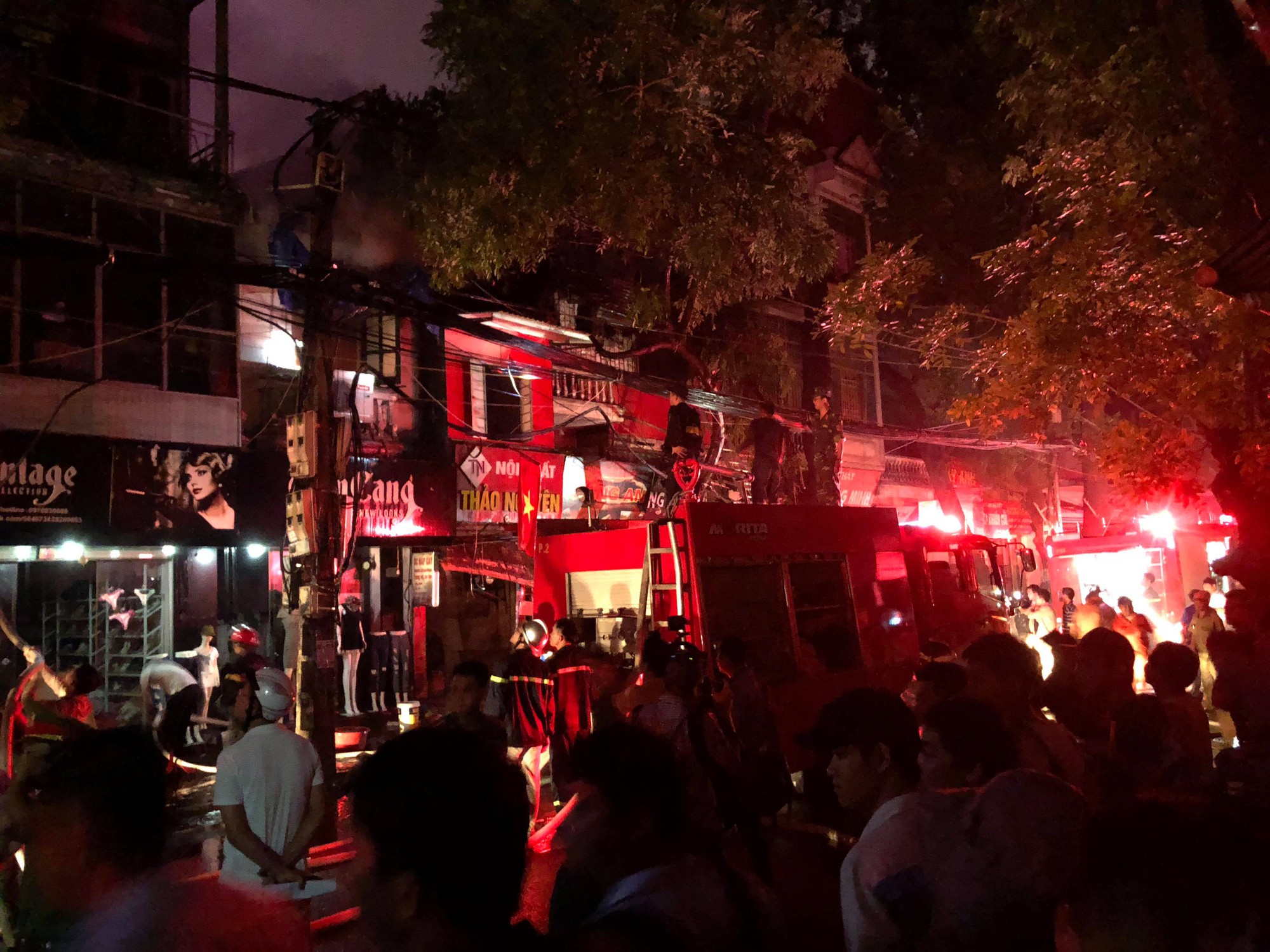 Cháy cực lớn khu trọ tại dốc BV Nhi Trung ương, hàng trăm người hoảng loạn-8