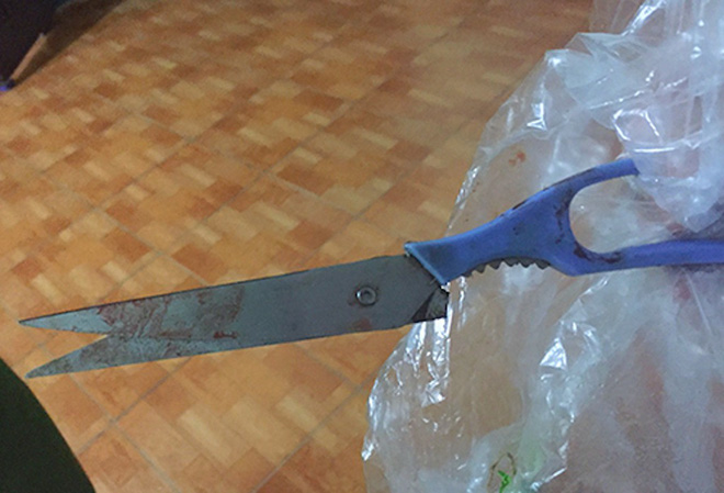 Thanh niên khai nguyên nhân cầm kéo đâm chết vợ 17 tuổi ngay trước bữa cơm vì bị... cằn nhằn-1