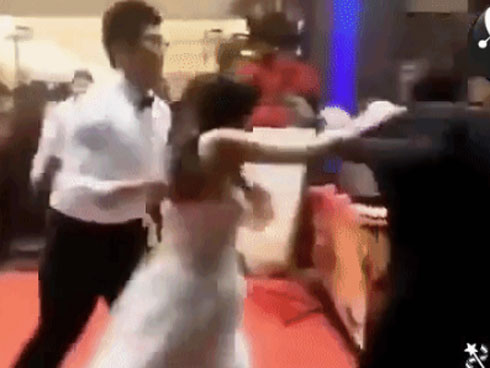 Cô dâu đeo vòng vàng nặng trĩu cổ, phải dùng hai tay đỡ mới chịu được-7