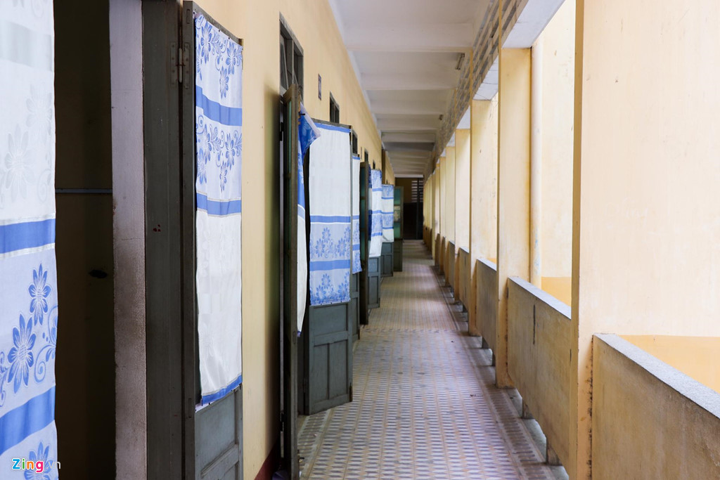 Hiệu trưởng: Hoa hậu Tiểu Vy học trung bình khá nhưng chăm ngoan-6