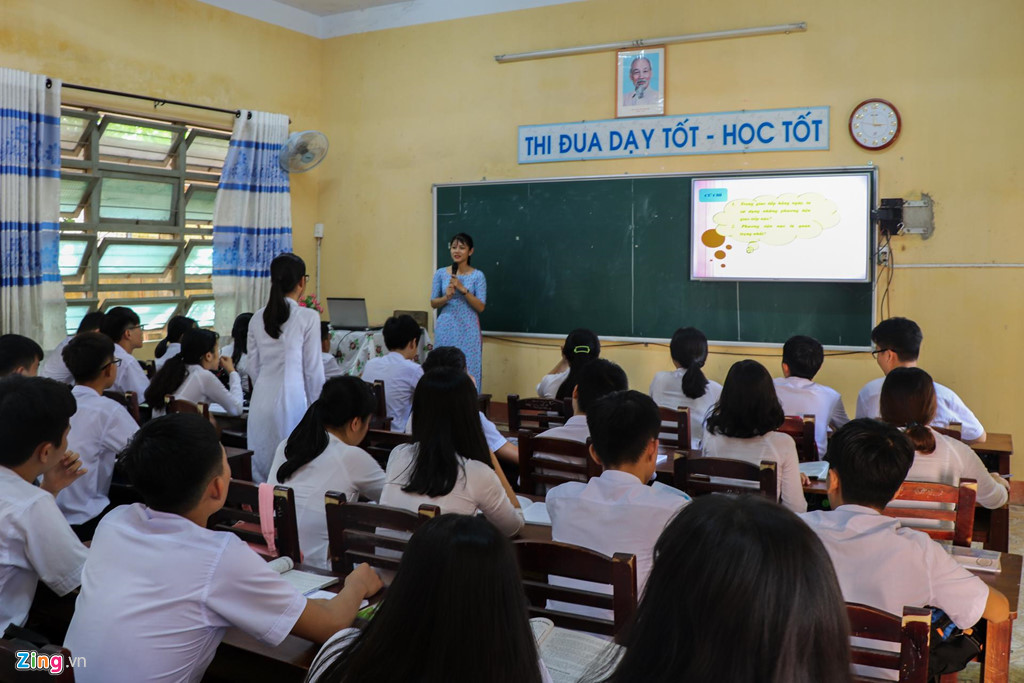 Hiệu trưởng: Hoa hậu Tiểu Vy học trung bình khá nhưng chăm ngoan-8