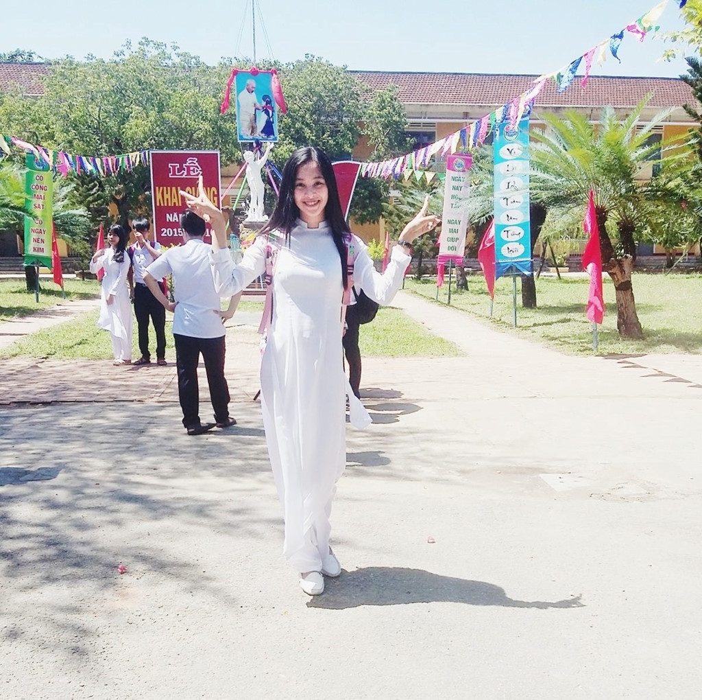 Hiệu trưởng: Hoa hậu Tiểu Vy học trung bình khá nhưng chăm ngoan-10