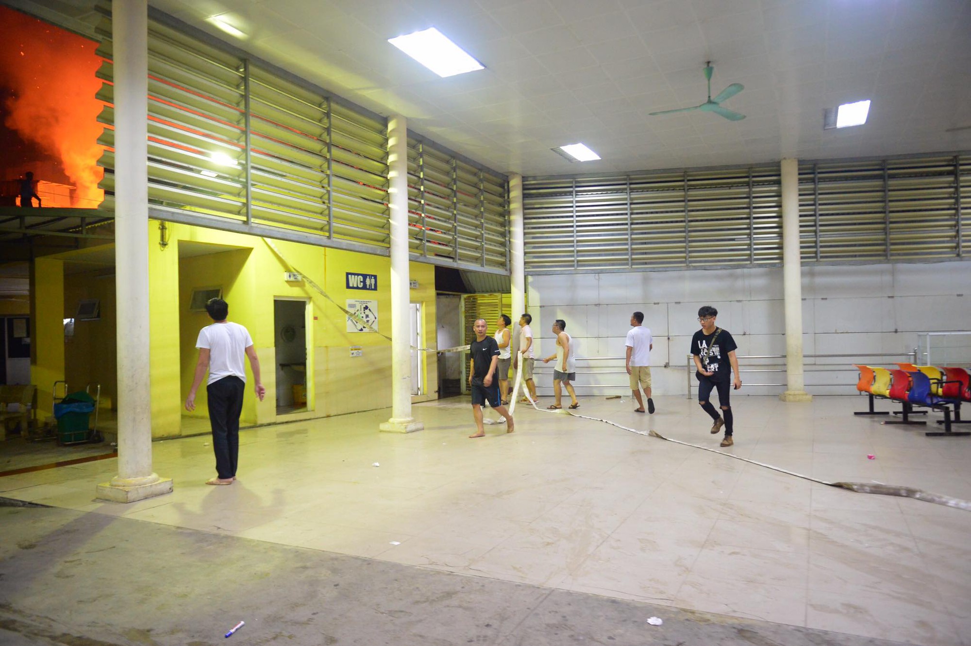 Cháy cực lớn khu trọ tại dốc BV Nhi Trung ương, hàng trăm người hoảng loạn-10