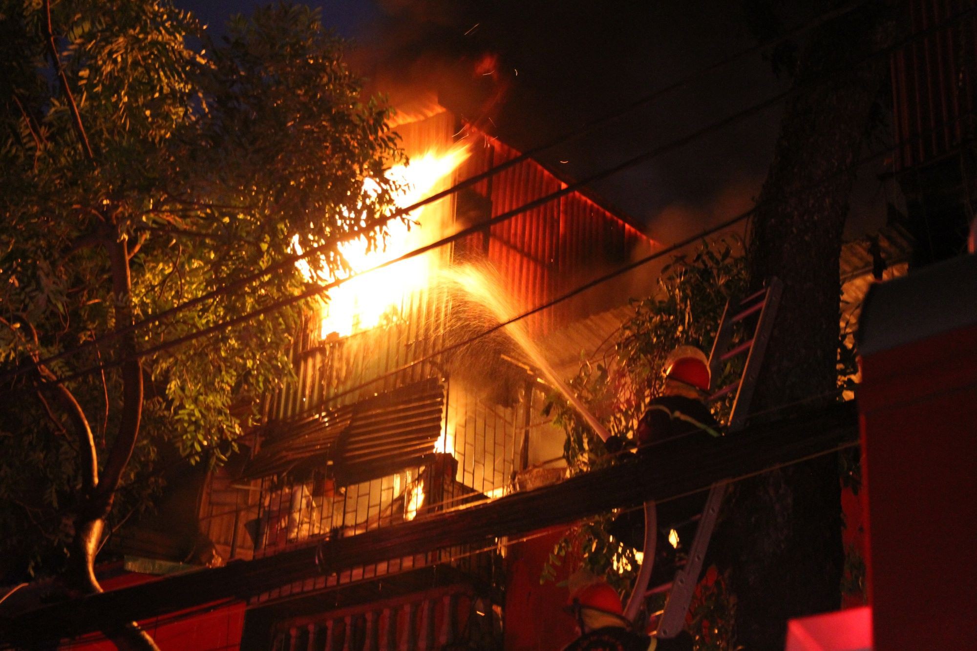 Cháy cực lớn khu trọ tại dốc BV Nhi Trung ương, hàng trăm người hoảng loạn-14