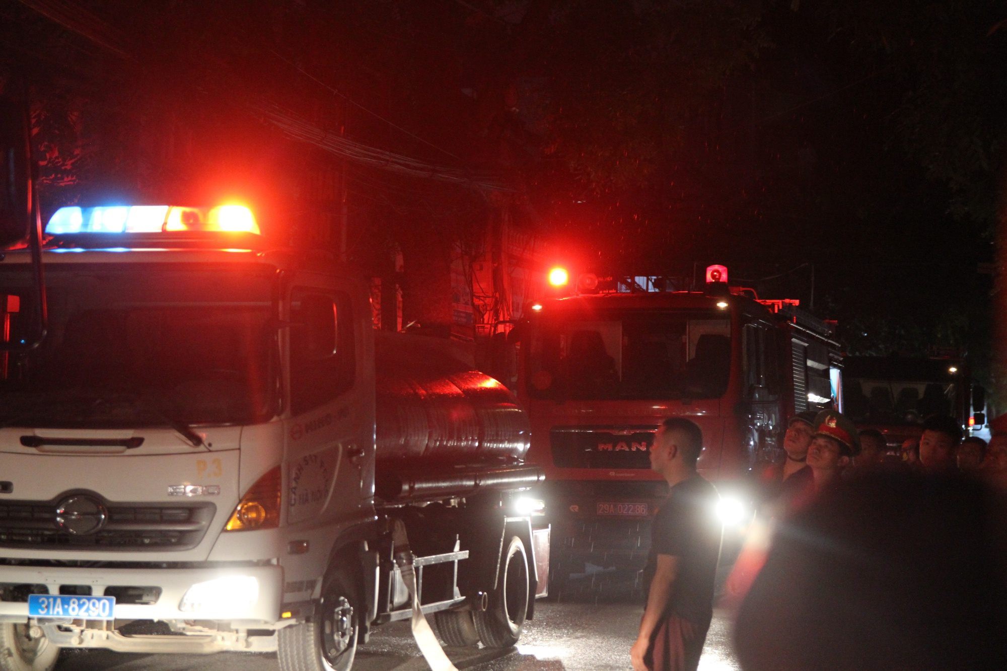 Cháy cực lớn khu trọ tại dốc BV Nhi Trung ương, hàng trăm người hoảng loạn-15