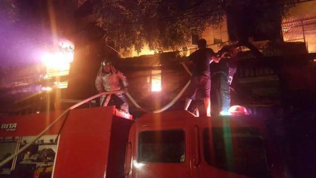 Bệnh nhân, tiểu thương thất thần trước vụ cháy dữ dội gần Bệnh viện Nhi Trung ương-3