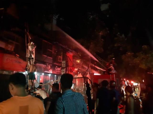 Bệnh nhân, tiểu thương thất thần trước vụ cháy dữ dội gần Bệnh viện Nhi Trung ương-5