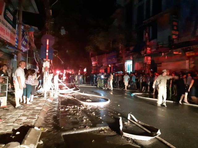 Bệnh nhân, tiểu thương thất thần trước vụ cháy dữ dội gần Bệnh viện Nhi Trung ương-6