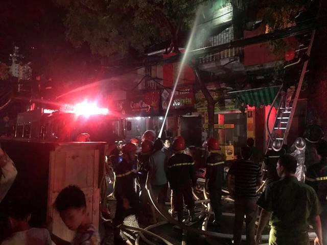 Bệnh nhân, tiểu thương thất thần trước vụ cháy dữ dội gần Bệnh viện Nhi Trung ương-10