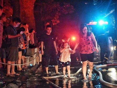 Bệnh nhân, tiểu thương thất thần trước vụ cháy dữ dội gần Bệnh viện Nhi Trung ương