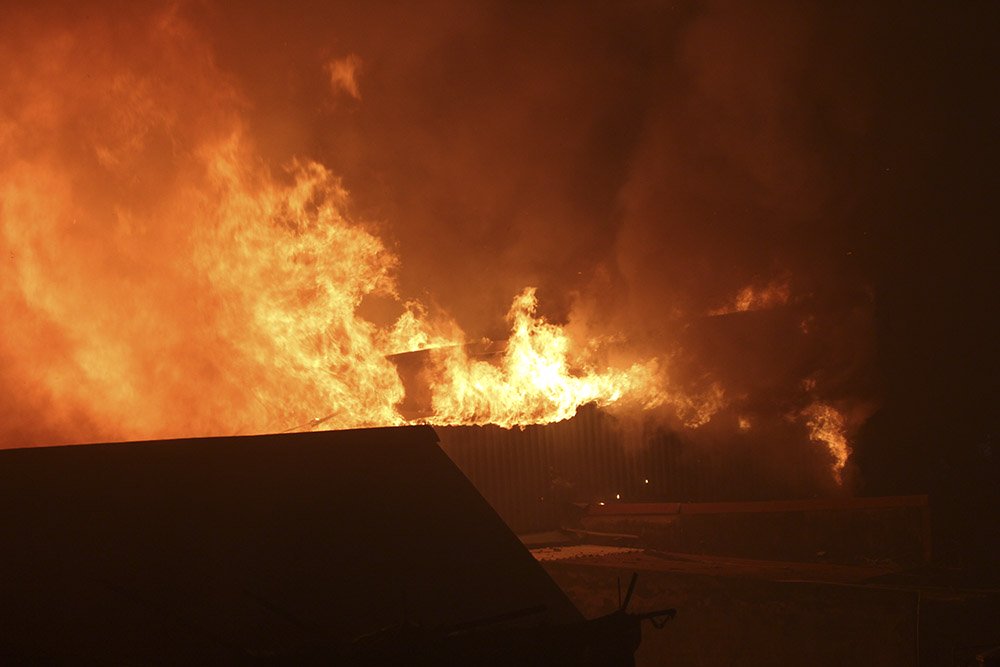 Lửa rừng rực sát bệnh viện Nhi, mẹ ném bình sữa ôm con tháo chạy-1