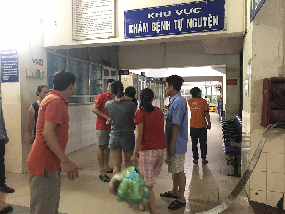 Lửa rừng rực sát bệnh viện Nhi, mẹ ném bình sữa ôm con tháo chạy-2