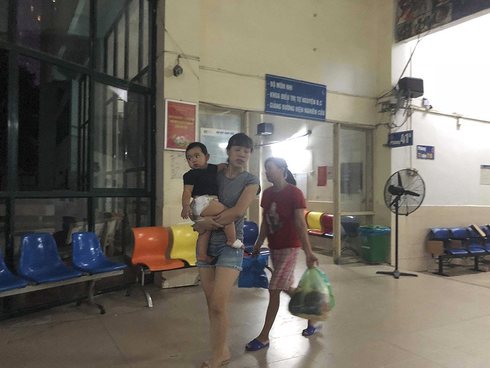 Lửa rừng rực sát bệnh viện Nhi, mẹ ném bình sữa ôm con tháo chạy-3