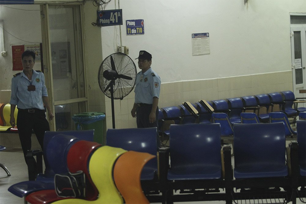 Lửa rừng rực sát bệnh viện Nhi, mẹ ném bình sữa ôm con tháo chạy-9