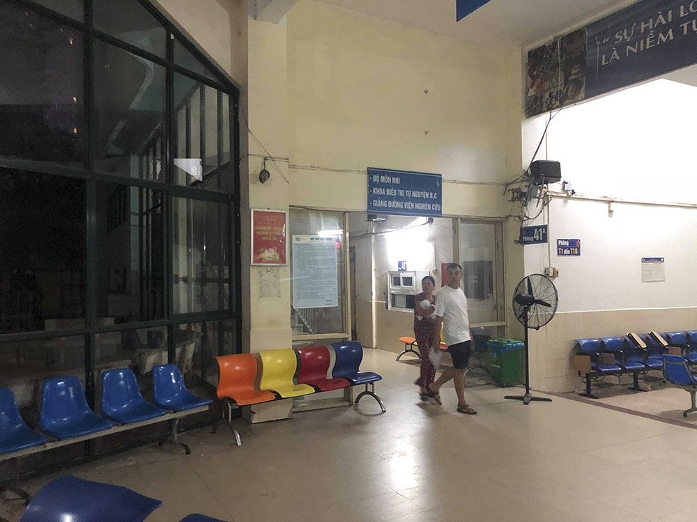 Lửa rừng rực sát bệnh viện Nhi, mẹ ném bình sữa ôm con tháo chạy-5