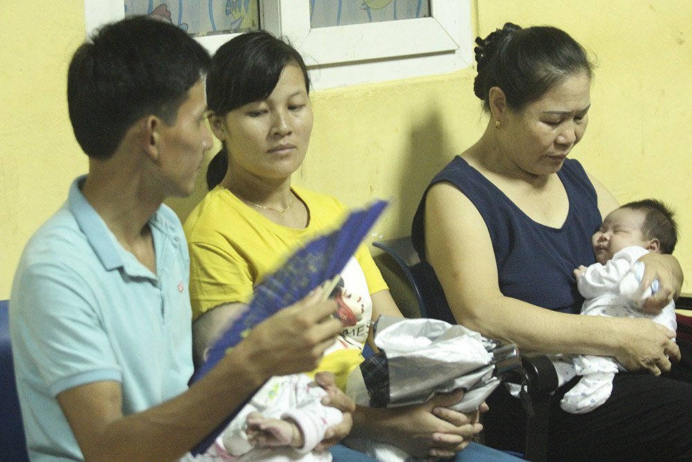 Lửa rừng rực sát bệnh viện Nhi, mẹ ném bình sữa ôm con tháo chạy-7