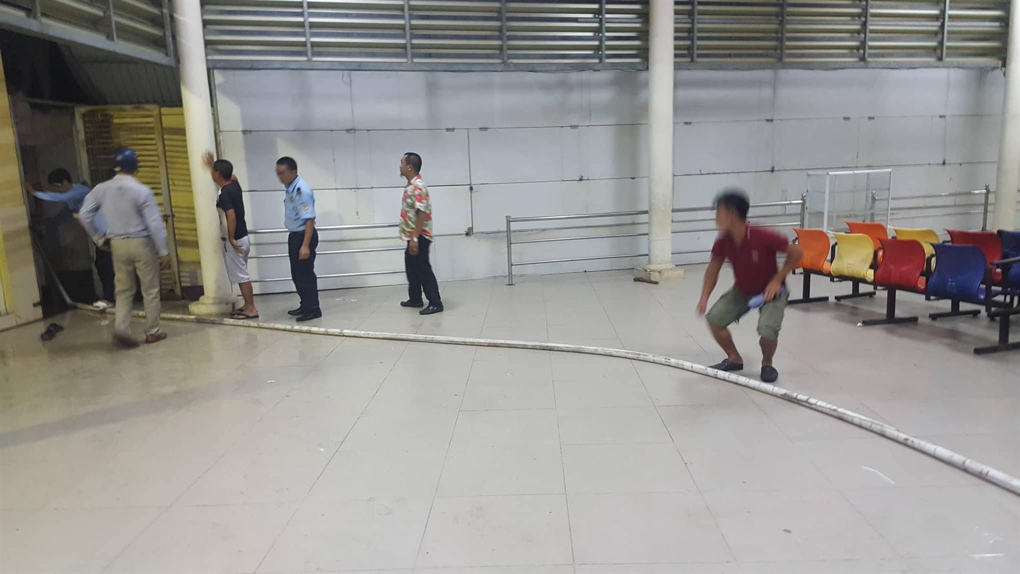 Lửa rừng rực sát bệnh viện Nhi, mẹ ném bình sữa ôm con tháo chạy-11