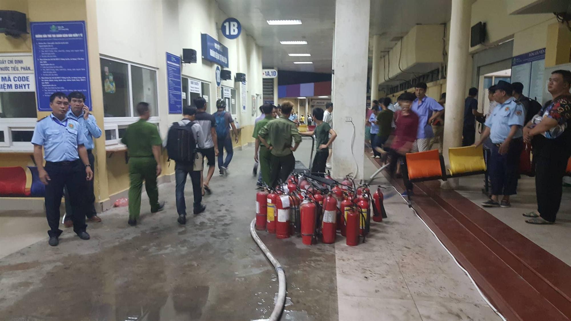 Lửa rừng rực sát bệnh viện Nhi, mẹ ném bình sữa ôm con tháo chạy-12