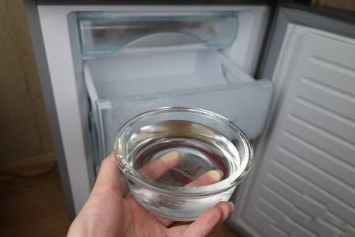 Đây là lý do cực hay khiến chị em mách nhau đặt bát nước trong tủ lạnh mỗi buổi tối-1