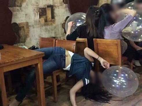 Hình ảnh thanh niên sử dụng bóng cười trong nhạc hội Du hành tới Mặt trăng-1