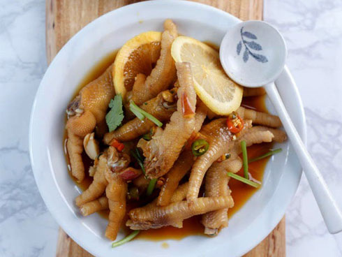 Cách làm chân gà ngâm sả tắc giòn giòn, siêu ngon khiến cả nhà tranh nhau gắp-2