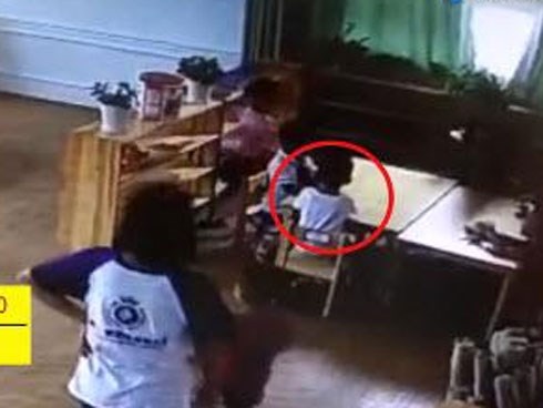 Con 4 tuổi tử vong sau bữa trưa ở trường, mẹ khóc ngất lúc biết sự thật khi xem camera