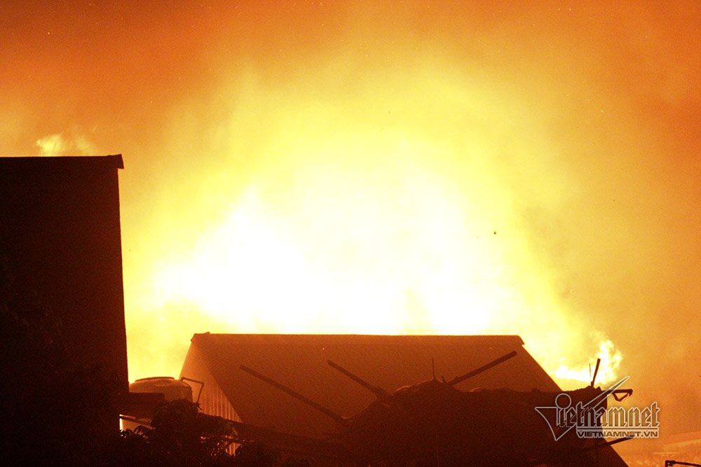 Biển lửa thiêu rụi nhà trọ ông Hiệp khùng, 70 người thành vô gia cư-1