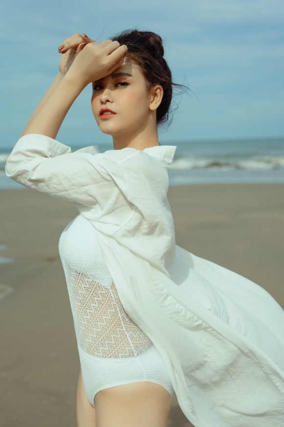 Gái 1 con Trương Quỳnh Anh đầy ướt át khi diện bikini bốc lửa-10