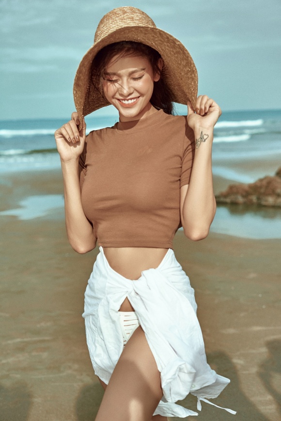 Gái 1 con Trương Quỳnh Anh đầy ướt át khi diện bikini bốc lửa-14