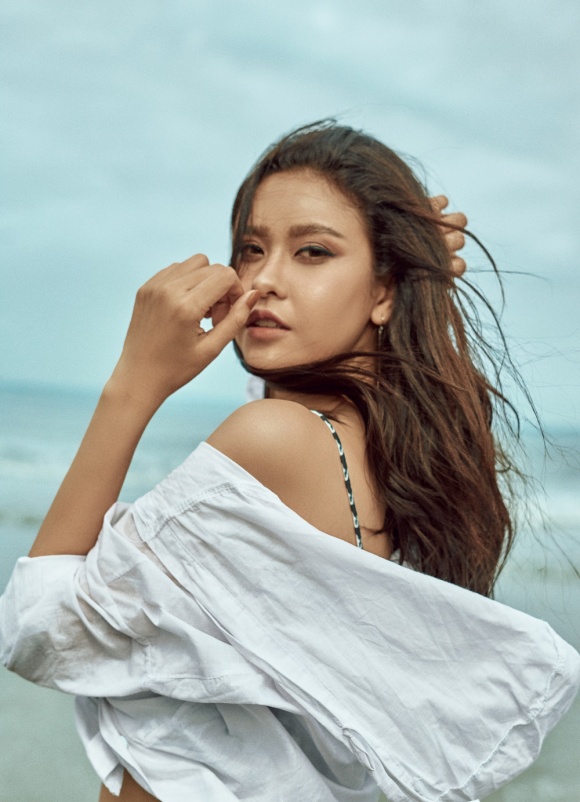 Gái 1 con Trương Quỳnh Anh đầy ướt át khi diện bikini bốc lửa-16