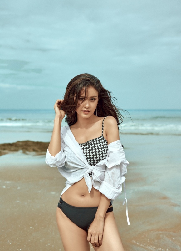 Gái 1 con Trương Quỳnh Anh đầy ướt át khi diện bikini bốc lửa-19