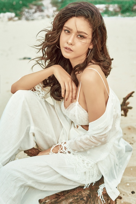 Gái 1 con Trương Quỳnh Anh đầy ướt át khi diện bikini bốc lửa-3