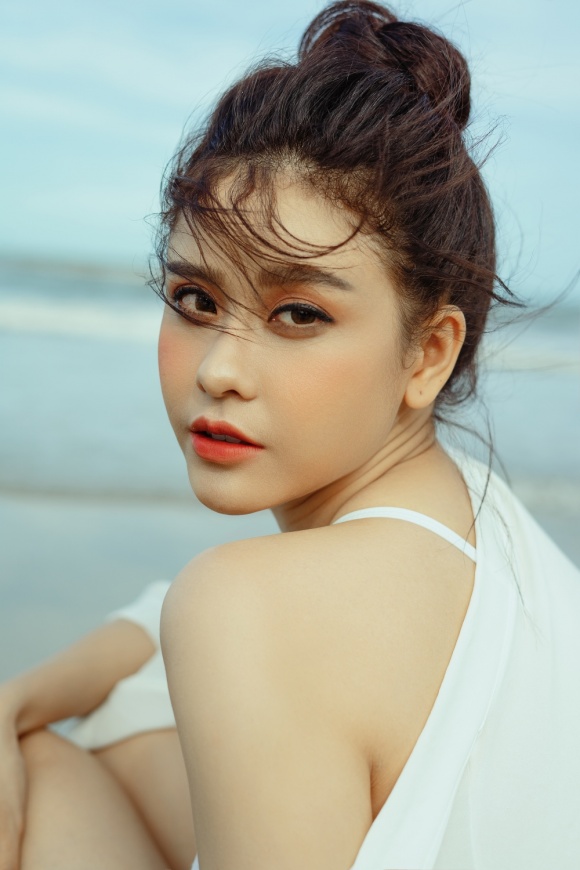 Gái 1 con Trương Quỳnh Anh đầy ướt át khi diện bikini bốc lửa-5