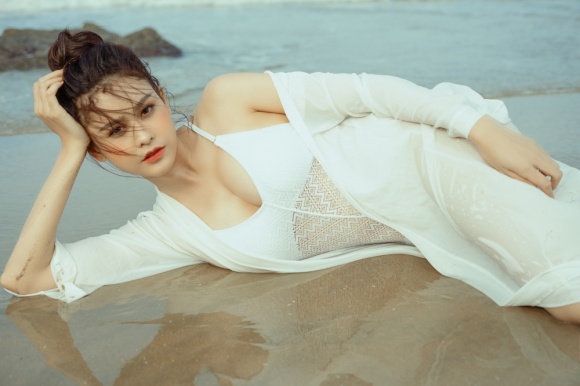 Gái 1 con Trương Quỳnh Anh đầy ướt át khi diện bikini bốc lửa-7