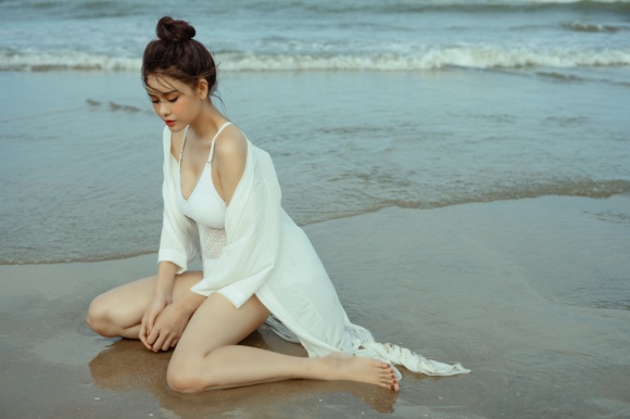 Gái 1 con Trương Quỳnh Anh đầy ướt át khi diện bikini bốc lửa-9