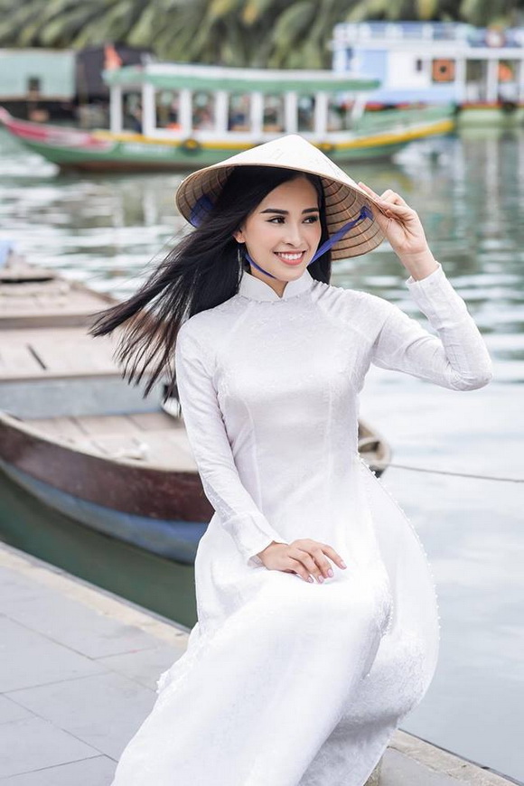Trọn vẹn vẻ đẹp mộc mạc của Hoa hậu Trần Tiểu Vy trong bộ ảnh áo dài chụp tại Hội An-1