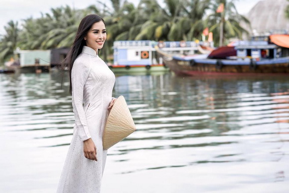 Trọn vẹn vẻ đẹp mộc mạc của Hoa hậu Trần Tiểu Vy trong bộ ảnh áo dài chụp tại Hội An-12