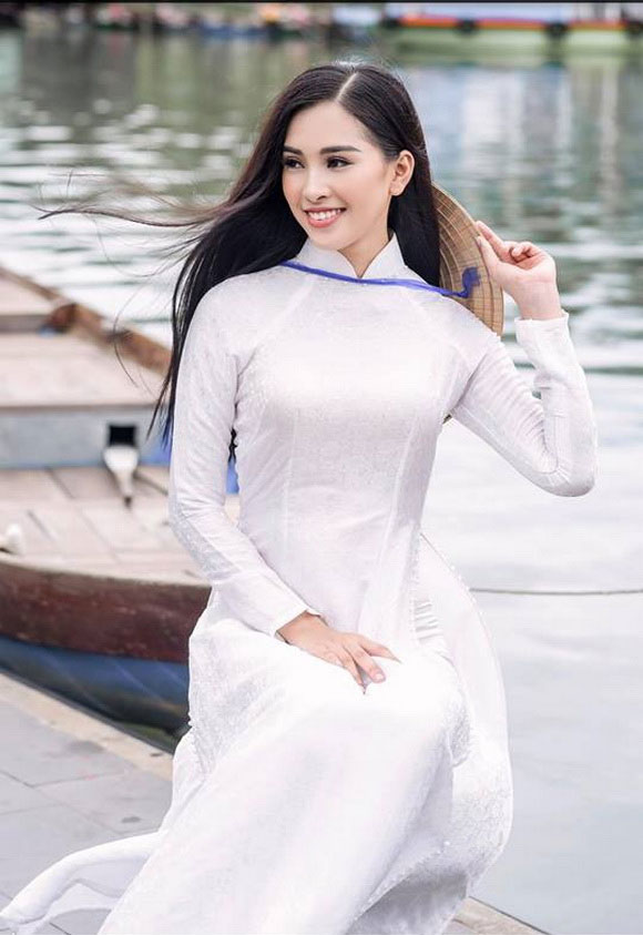Trọn vẹn vẻ đẹp mộc mạc của Hoa hậu Trần Tiểu Vy trong bộ ảnh áo dài chụp tại Hội An-15
