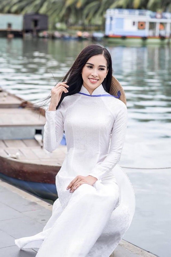 Trọn vẹn vẻ đẹp mộc mạc của Hoa hậu Trần Tiểu Vy trong bộ ảnh áo dài chụp tại Hội An-3