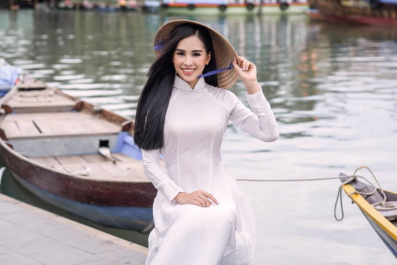 Trọn vẹn vẻ đẹp mộc mạc của Hoa hậu Trần Tiểu Vy trong bộ ảnh áo dài chụp tại Hội An-7
