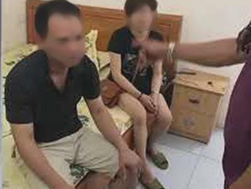 Bị bắt quả tang trong nhà nghỉ, trưởng đồn công an liên tục thề với chồng người phụ nữ-3